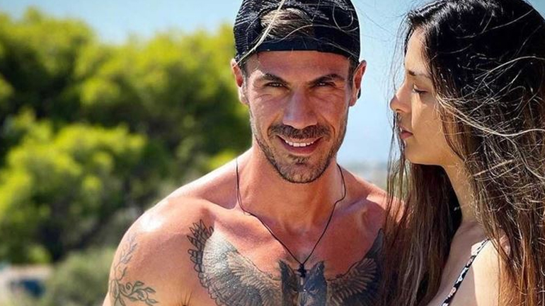 Άκης Πετρετζίκης: Η σύζυγός του και ο γιος τους τον επισκέφτηκαν στη δουλειά