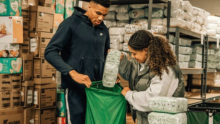 Συγκινεί ο Γιάννης Αντετοκούνμπο: «Η μαμά μου έσκιζε τα σεντόνια και τα χρησιμοποιούσε σαν πάνες στα αδέρφια μου»