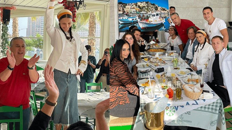 Bella Hadid: Ο ξέφρενος χορός της σε ελληνικό γλέντι με τραγούδια της Αννάς Βίσση και του Αργυρού