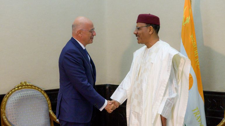 Στη Νιαμέι ο Ν. Δένδιας στο Νίγηρα- Συνάντηση με τον πρόεδρο του Νίγηρα