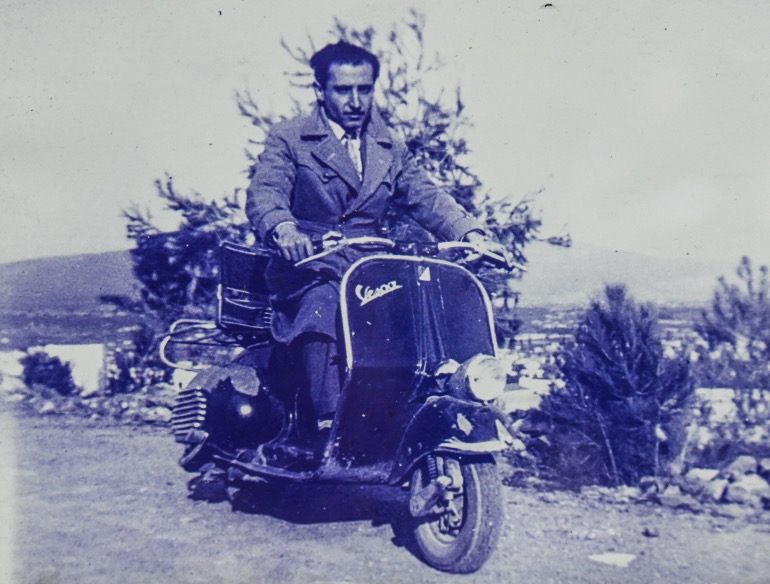 Ο Σταύρος Μαντζουράνης με μια από τις Βέσπες του!