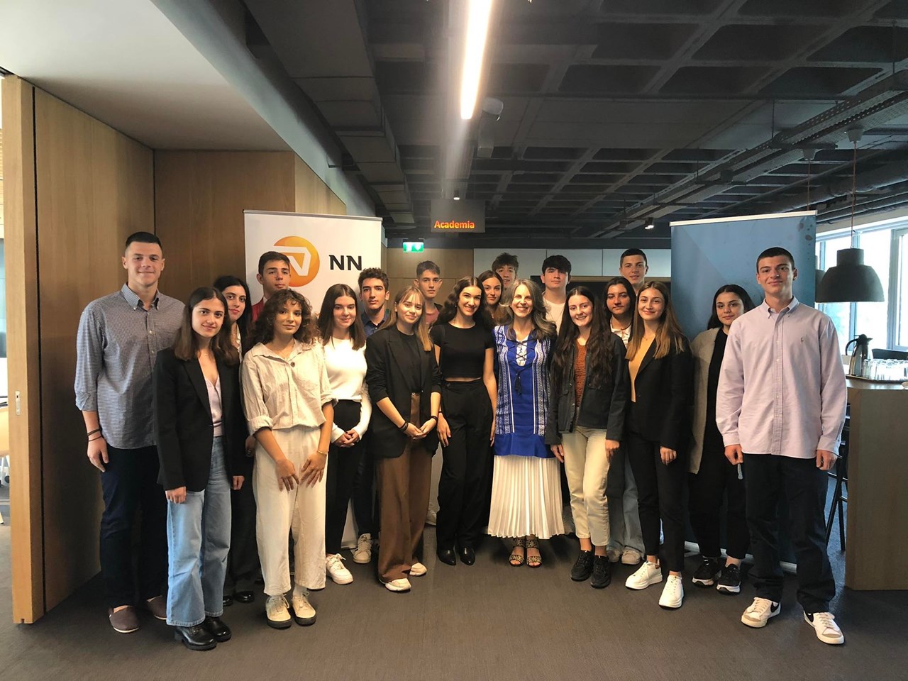 Η Μαριάννα Πολιτοπούλου, Πρόεδρος και Διευθύνουσα Σύμβουλος ΝΝ Hellas & NN Hellas II σε αναμνηστική φωτογραφία με τους νέους που συμμετείχαν στο “Leaders for a Day”