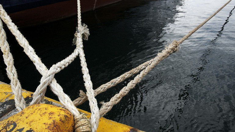 Πυρκαγιά σε ελλιμενισμένο πλωτό γερανό στη θαλάσσια περιοχή των Λιπασμάτων Δραπετσώνας