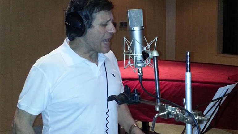 Σταύρος Αβράμογλου: Ο ξυλογλύπτης, μουσικός και ερμηνευτής μας μιλά για το νέο του άλμπουμ «Cosmos»