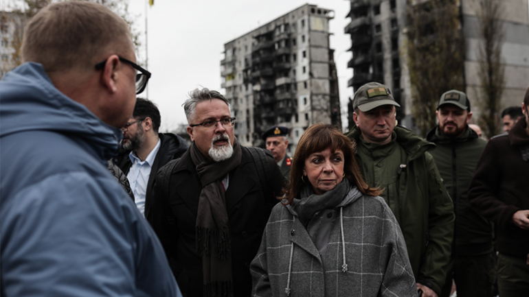 Στις πληγείσες από τους βομβαρδισμούς περιοχές της Ουκρανίας η ΠτΔ Κατερίνα Σακελλαροπούλου