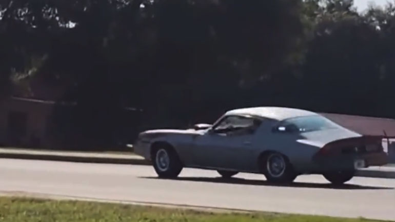 Ούτε ζώνη, ούτε κλειδωμένες πόρτες; Μία γκαζιά και βρέθηκε στο δρόμο 