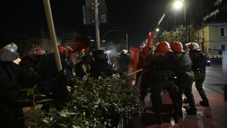 Επεισόδια στην πορεία για το μετρό στα Εξάρχεια – Πληροφορίες για τραυματίες