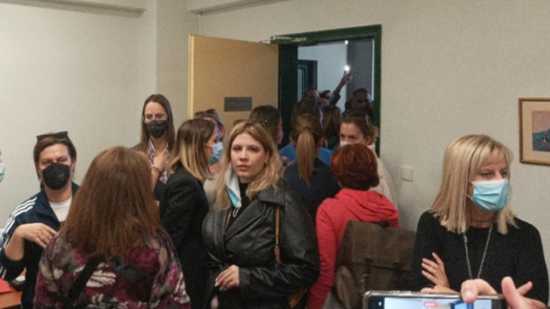 Λάρισα: Διαμαρτύρονται έντονα οι γονείς για το “λουκέτο” στα Εκπαιδευτήρια Ράπτου