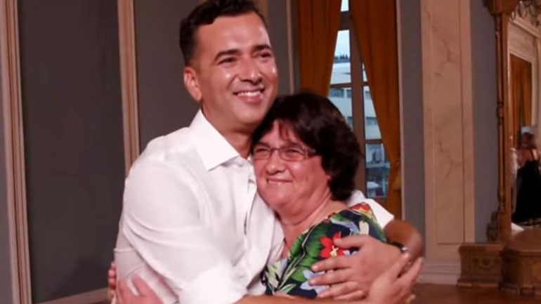 Άγγελος Μπράτης: Viral το video με τη μητέρα του που του μαθαίνει τους στίχους για το επόμενο τραγούδι στο «J2US»