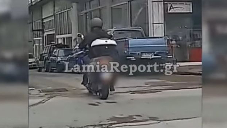 Αξιωματικός  της Τροχαίας κινείται ανάποδα σε μονόδρομο με ανασφάλιστο μηχανάκι