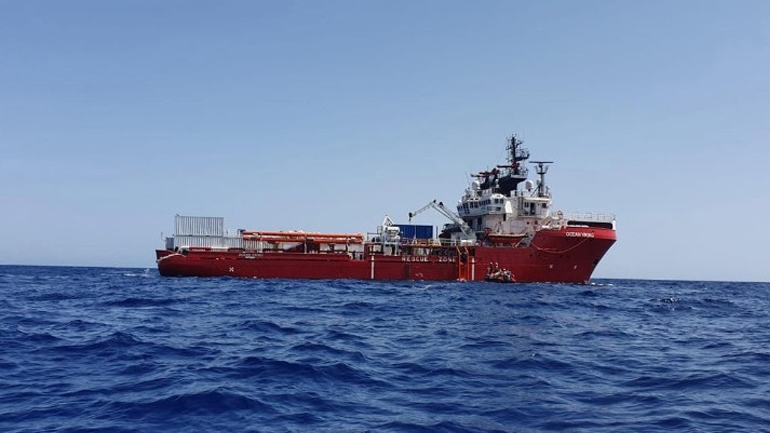 Ιταλία: Δεν έχει άδεια για ελλιμενισμό το πλοίο με τους 179 μετανάστες που εισήλθε σε χωρικά ύδατα