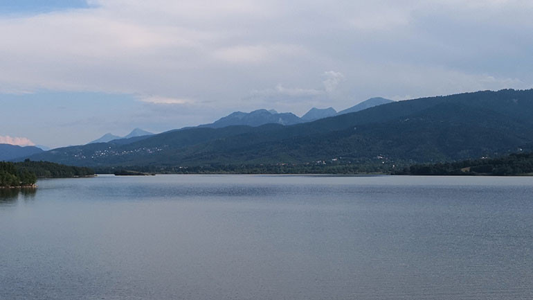 Η εναλλαγή χρωμάτων το φθινόπωρο στη λίμνη Πλαστήρα