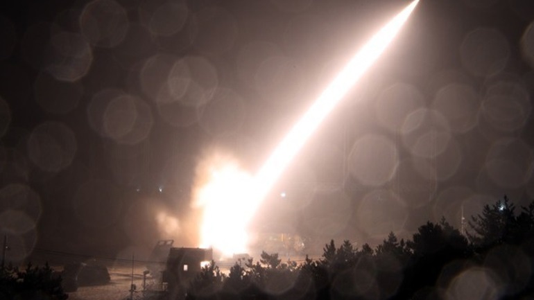 Η Βόρεια Κορέα εκτόξευσε προς τη θάλασσα 4 πυραύλους μικρού βεληνεκούς