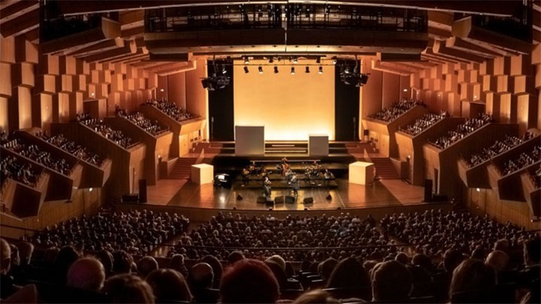 Θρησκευτική κατάνυξη στο Μέγαρο Μουσικής