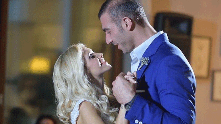 Δώρα Τσαμπάζη: Η φωτογραφία μπροστά από το γκράφιτι στη μνήμη του Αλέξανδρου Νικολαΐδη