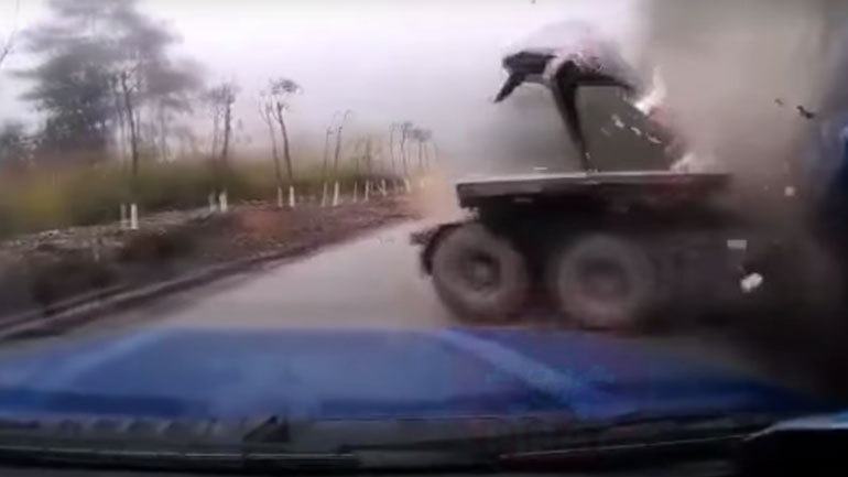 Οδηγός νταλίκας δεν φοράει ζώνη και εκσφενδονίζεται στον αέρα