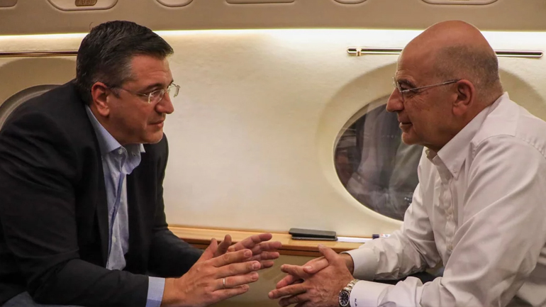 Ο Νίκος Δένδιας ταξίδεψε στη Σμύρνη για να μεταφέρει τον Απόστολο Τζιτζικώστα πίσω στην Ελλάδα