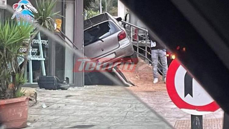 Απίστευτο τροχαίο ατύχημα στην Πάτρα – Αυτοκίνητο βρέθηκε σε ράμπα