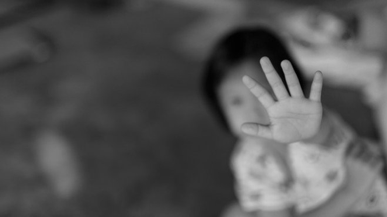 Η μήνυση των παιδιών κατά της μητέρας: «Μας παρατούσε στα χέρια του διεστραμμένου πατέρα μας»