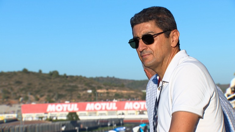 Ο Λευτέρης Αυγενάκης παρακολουθεί τους Αγώνες στην πίστα της Βαλένθια