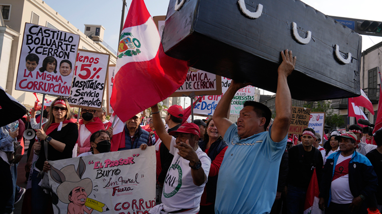 Περού: Χιλιάδες διαδηλωτές στη Λίμα απαιτούν να φύγει ο πρόεδρος Πέδρο Καστίγιο