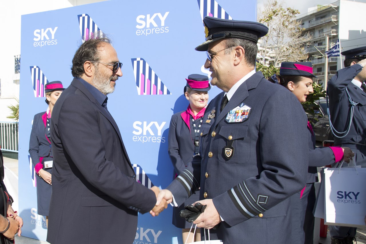 Ο αρχηγός του ΓΕΑ Αντιπτέραρχος (Ι) Θεμιστοκλής Μπουρολιάς με τον επικεφαλής του Ομίλου IOGR, ιδιοκτήτη της SKY express, κ. Ιωάννη Γρύλο