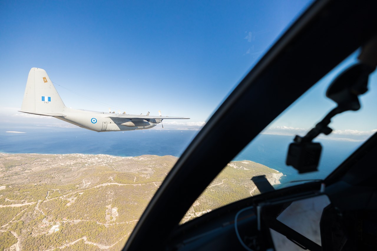 Το C – 130 της Πολεμικής Αεροπορίας μέσα από το πιλοτήριο του ATR 72-600 της SKY express