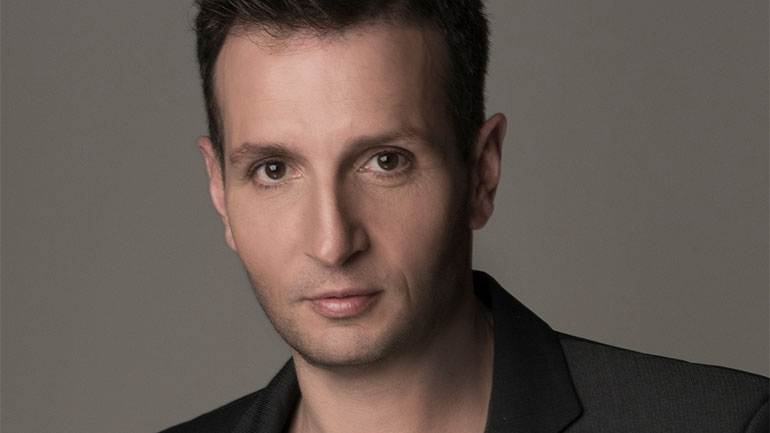 Ο Δημήτρης Μπάσης τραγουδά για την Παναγία – «Χαίροις Άνασσα»