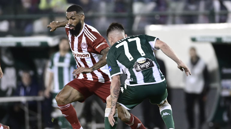 Η απάντηση του Εμβιλά σε ρατσιστικό μήνυμα που δέχτηκε: «Αυτός ο ηλίθιος έχει πραγματικό πρόβλημα»