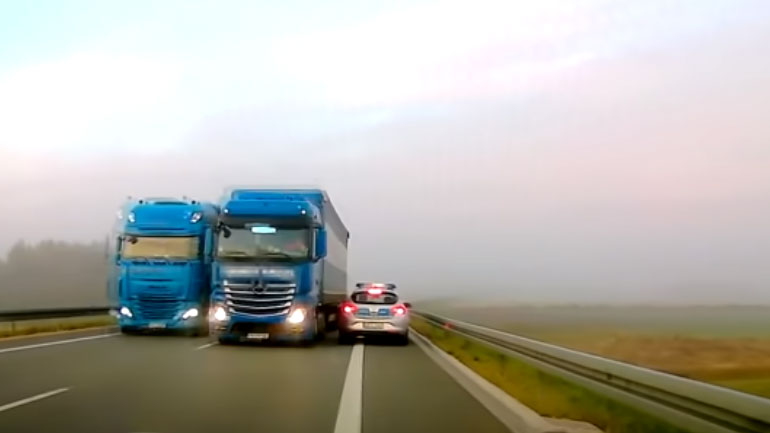 Περιπολικό γλυτώνει από μετωπική με νταλίκα για χιλιοστά – Αναλαμβάνει αμέσως δράση