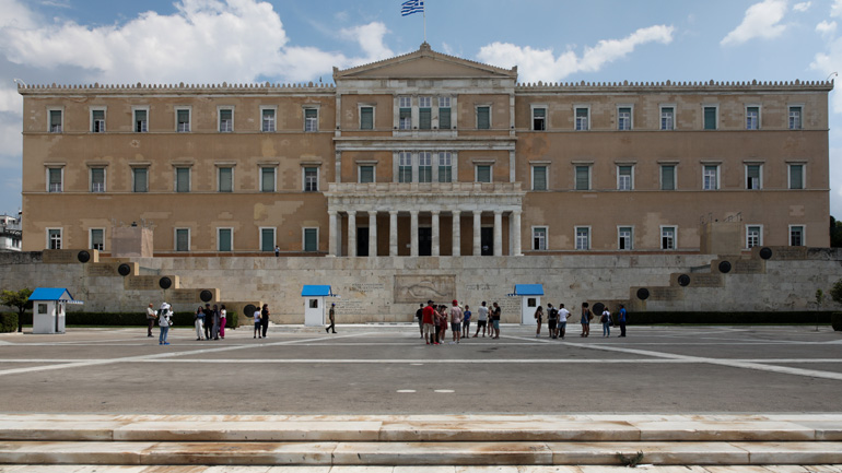 Βουλή: Μαθητής επιχείρησε να μπει με μαχαίρι και συνελήφθη