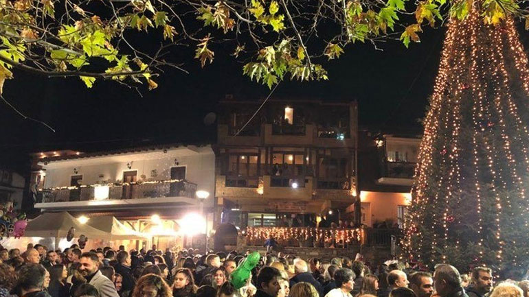 Ταξιάρχης: Φωταγωγήθηκε το πρώτο χριστουγεννιάτικο δέντρο στην Ελλάδα