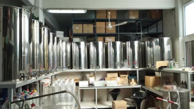 Εξαρθρώθηκε κύκλωμα που εισήγαγε παράνομη αιθυλική αλκοόλη από τη Βουλγαρία