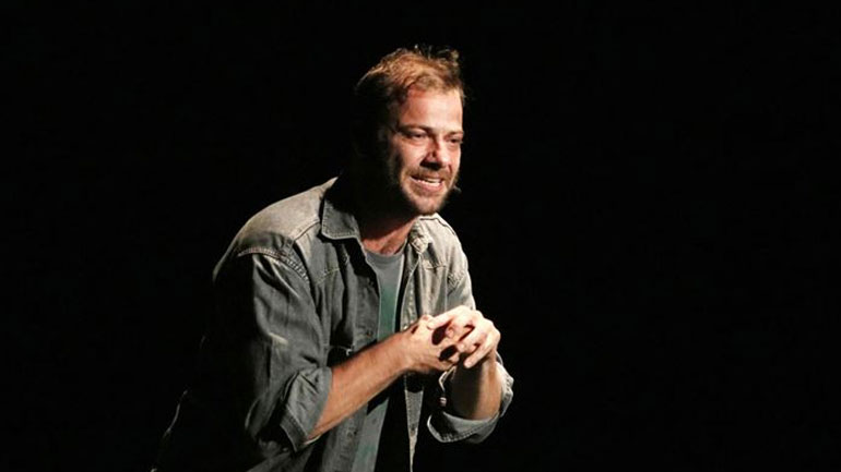 Ορέστης Τζιόβας: Γιατί αποφάσισε να μιλήσει ανοιχτά για τις σεξουαλικές του εμπειρίες και με τα δυο φύλα;