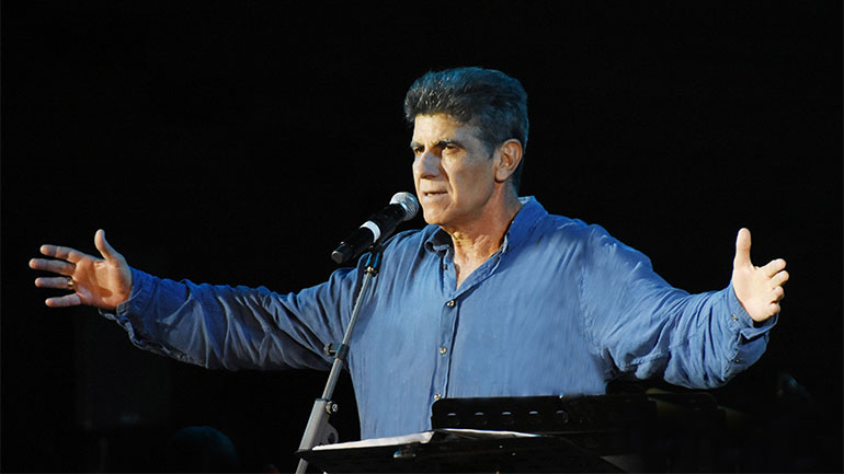 Ο Γιάννης Μπέζος τραγουδά Μίκη Θεοδωράκη