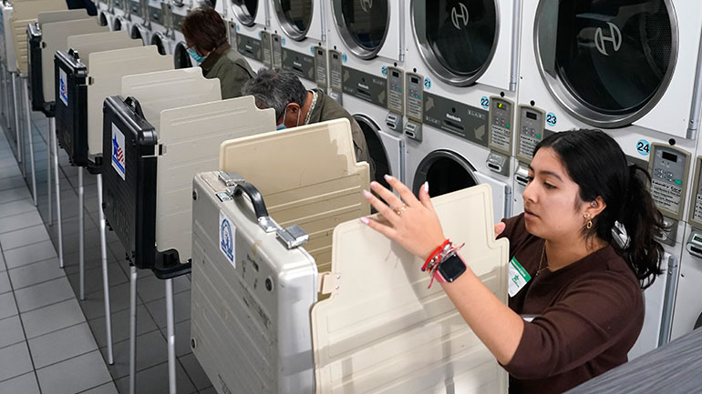 ΗΠΑ: Χωρίς… ηλεκτρονικές απειλές συνεχίζεται η ψηφοφορία