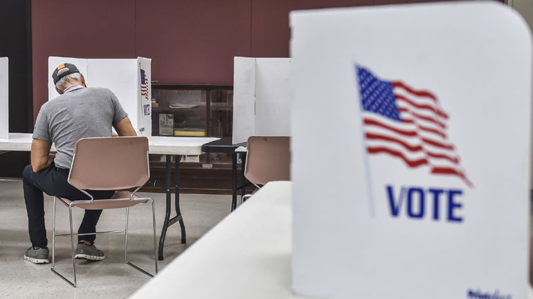 Ενδιάμεσες εκλογές στις ΗΠΑ: Έκλεισαν οι κάλπες στα πρώτα εκλογικά τμήματα