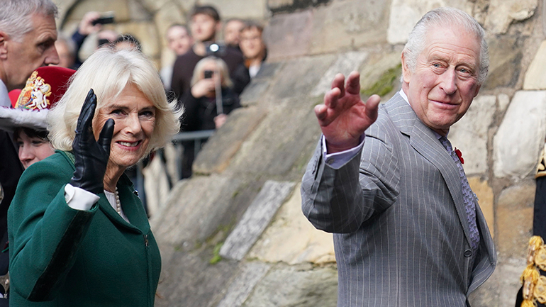 Πέταξαν αυγά στον βασιλιά Κάρολο και στην Καμίλα