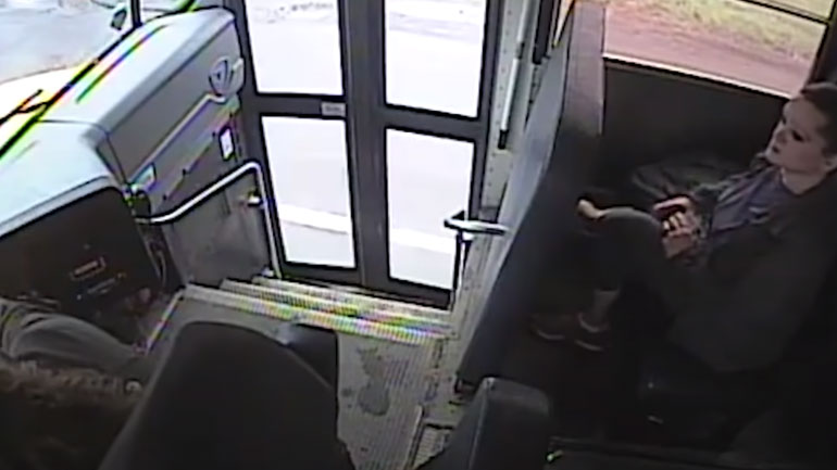 Η οδηγός λεωφορείου που έσωσε τη ζωή ενός παιδιού χωρίς καν να κουνηθεί