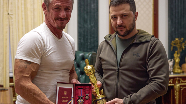 Ο Σον Πεν έδωσε στον Βολοντίμιρ Ζελένσκι ένα από τα Όσκαρ του