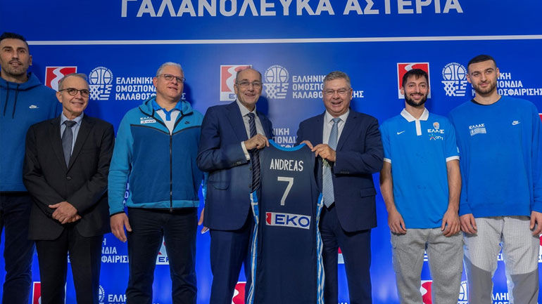 (από αριστερά προς δεξιά) κ. Δήμος Ντικούδης, Διοικητικός υπεύθυνος όλων των Εθνικών ομάδων, κ. Σπύρος Γκίκας, Αναπληρωτής Διευθύνων Σύμβουλος της ΕΚΟ, κ. Σωτήρης Μανωλόπουλος, Β’ Προπονητής Εθνικής Μπάσκετ Ανδρών, κ. Βαγγέλης Λιόλιος, Πρόεδρος Εθνικής Ομοσπονδίας Καλαθοσφαίρισης, κ. Ανδρέας Σιάμισιης, Διευθύνων Σύμβουλος HELLENiQ ENERGY & EKO, κ. Νίκος Γκίκας, Παίκτης της Εθνικής Ομάδας Μπάσκετ Ανδρών, κ. Όμηρος Νετζήπογλου. Παίκτης της Εθνικής Ομάδας Μπάσκετ Ανδρών