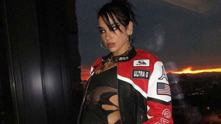 Checkered chrome: Η Dua Lipa υιοθέτησε το πιο παιχνιδιάρικο μανικιούρ της σεζόν