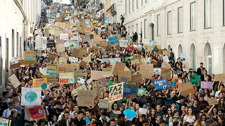 Λισαβόνα: Εκατοντάδες διαδηλωτές για το κλίμα – Εισέβαλαν σε κτήριο που μιλούσε ο υπουργός Οικονομικών