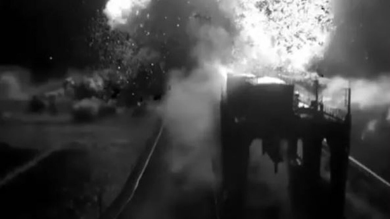 Ουκρανία: Η στιγμή που οι ρωσικές δυνάμεις ανατινάζουν γέφυρα στο υδροηλεκτρικό φράγμα της Νόβα Κάκοβκα