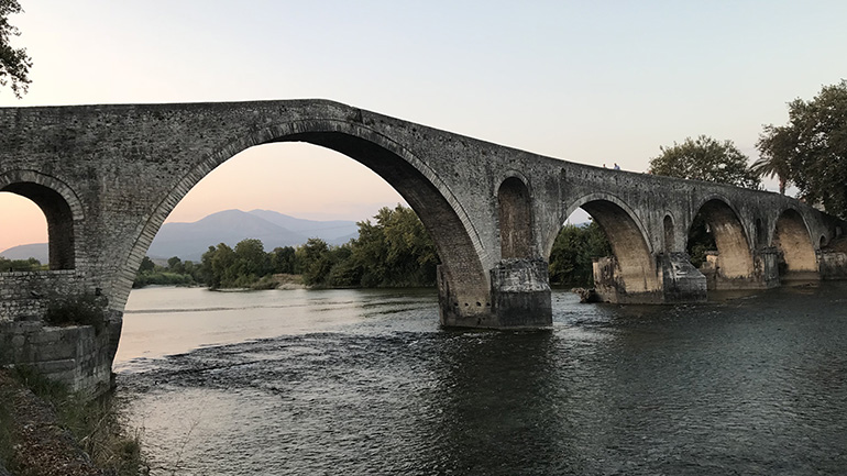Πτώση 51χρονου από το γεφύρι της Άρτας – Νοσηλεύεται σε κρίσιμη κατάσταση
