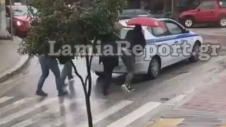 Πολίτες σπρώχνουν περιπολικό στη Λαμία – Ακινητοποιήθηκε λόγω φθαρμένων ελαστικών