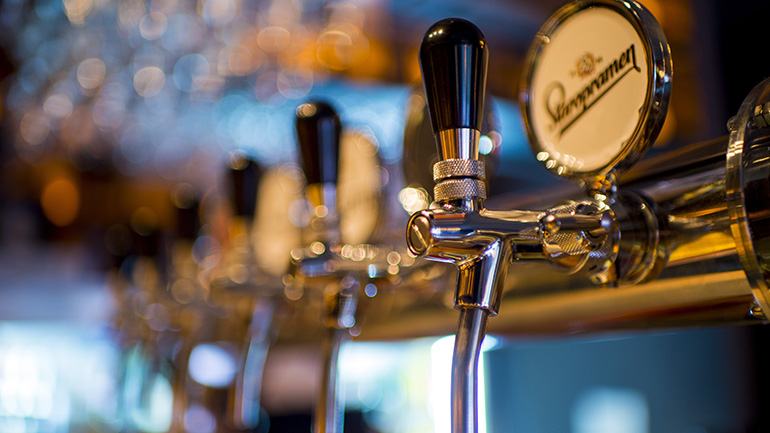 Βρετανία: Οι παμπ ζητούν να παγώσει» ο φόρος στην μπίρα ενόψει Χριστουγέννων