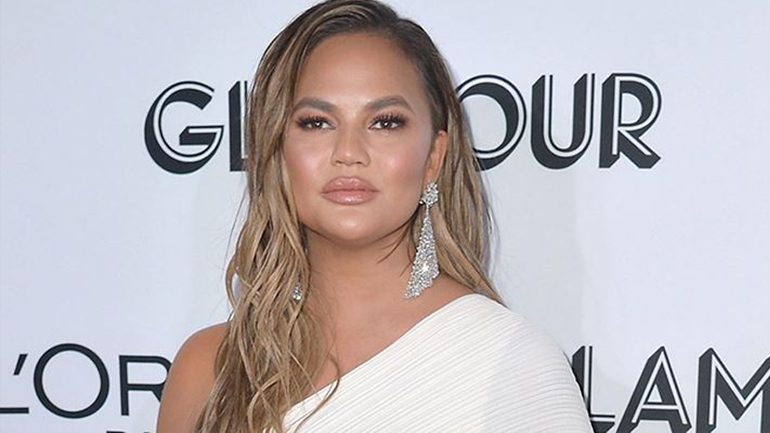 Chrissy Teigen: Ποζάρει γυμνή λίγο πριν γεννήσει το τρίτο της παιδί