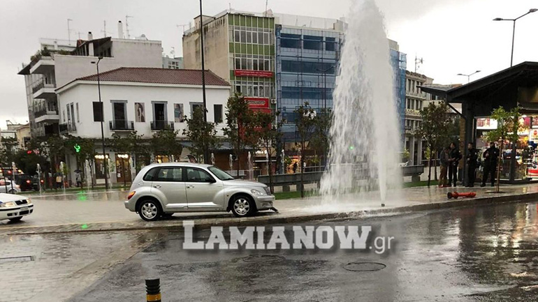 Λαμία : Αυτοκίνητο έχασε τον έλεγχο και έπεσε πάνω σε πυροσβεστικό κρουνό