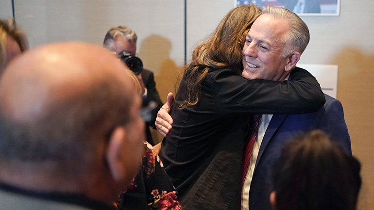 Ενδιάμεσες εκλογές στις ΗΠΑ: Μία μόνο έδρα χωρίζει τους δημοκρατικούς από την επικράτηση τους στη Γερουσία